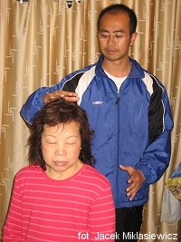 Mistrz Wing Ho Cheung "przerzuca" Qi podczas leczenia pacjenta jednoczenie udraniajc gwne meridiany